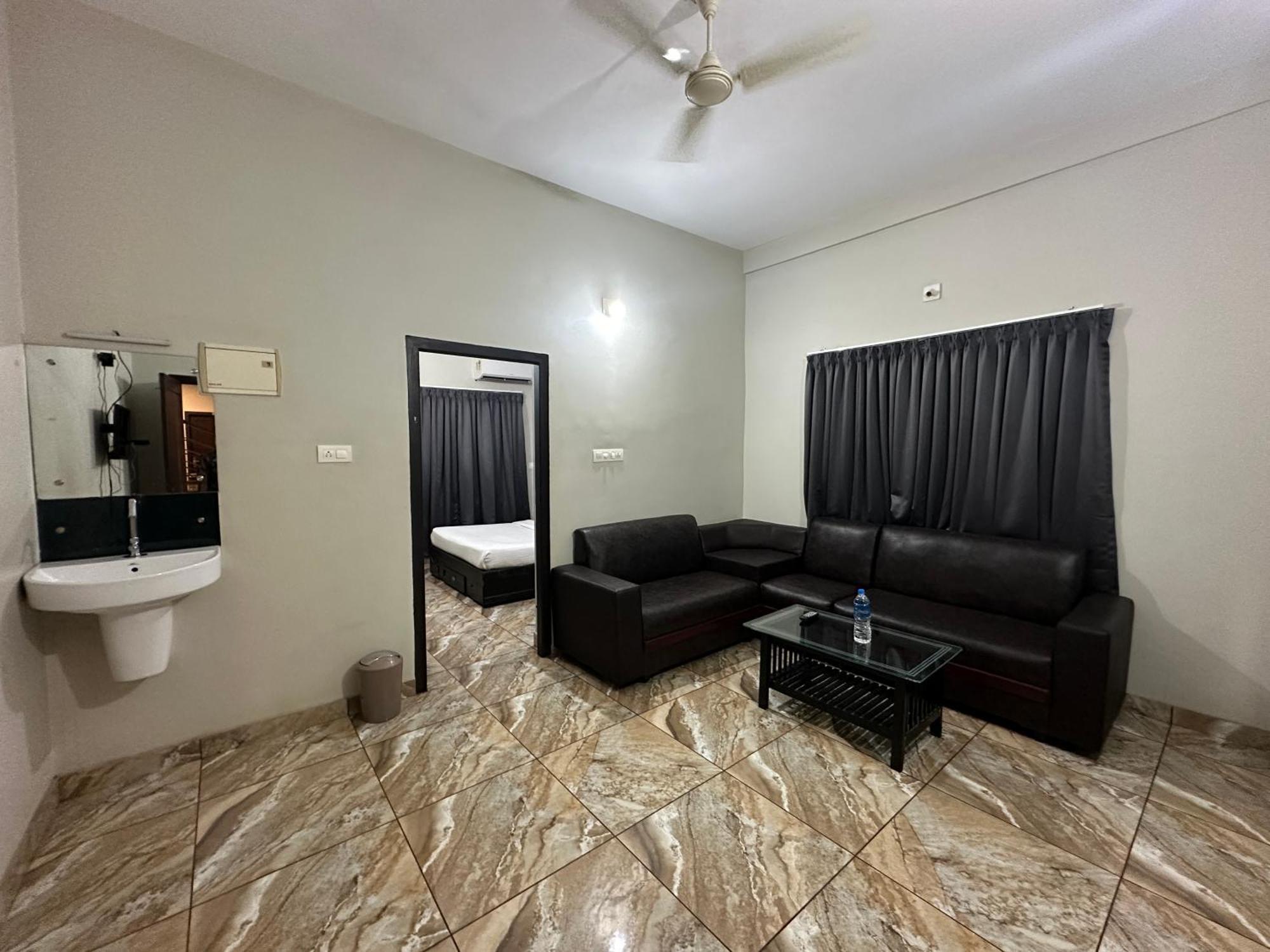 Отель Zahir Residency Kondotty Экстерьер фото