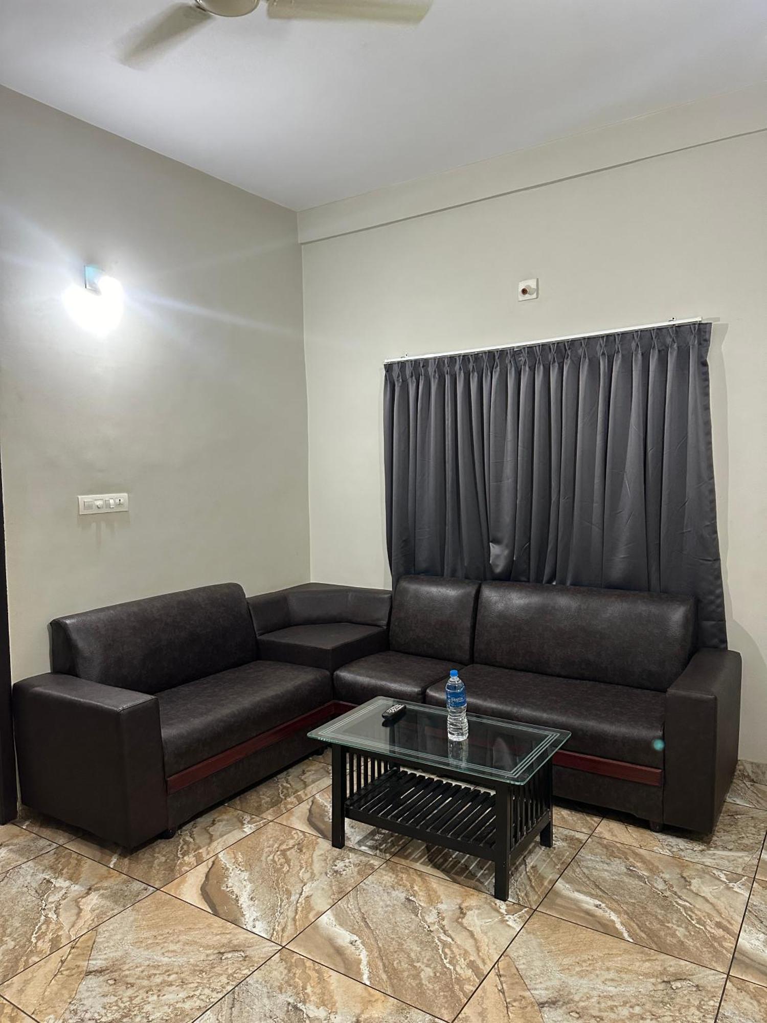 Отель Zahir Residency Kondotty Экстерьер фото